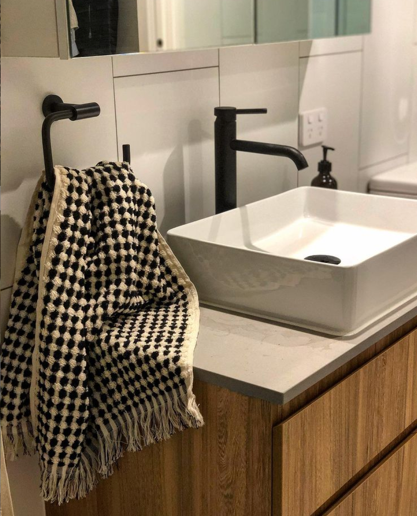 Dot - Black and white - Hand Towel