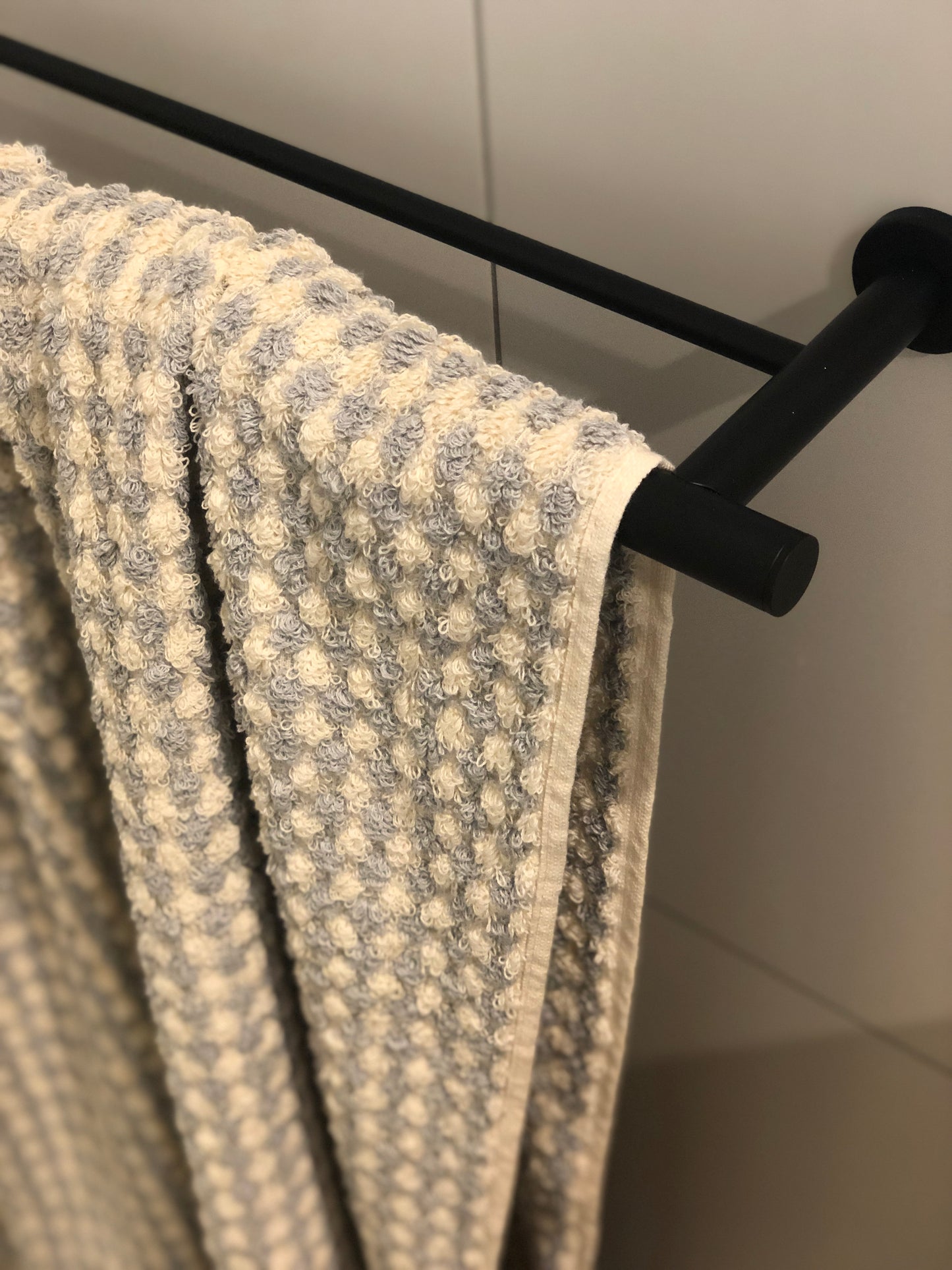 Dots Bath towel - Sheet size - Grey
