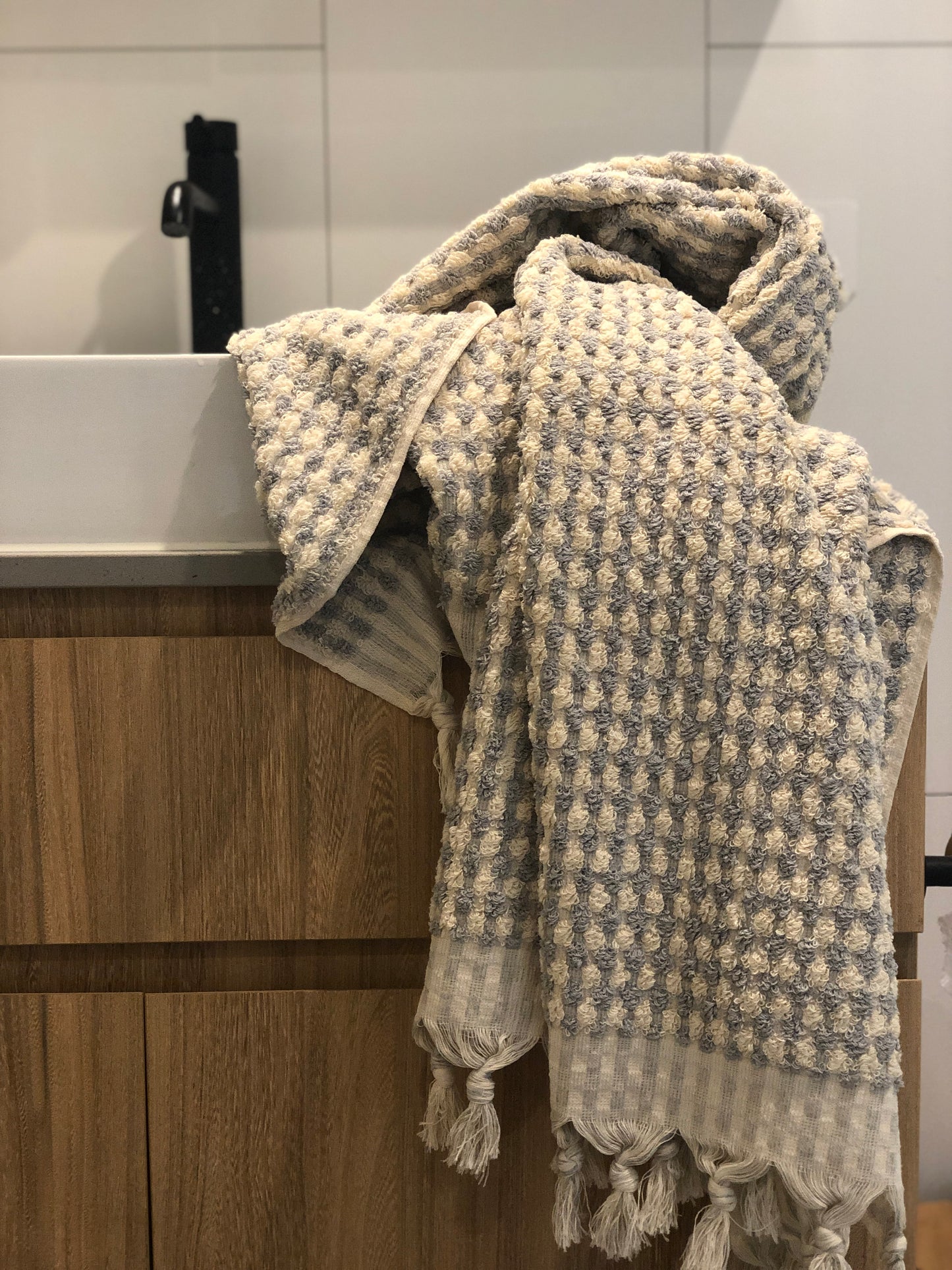 Dots Bath towel - Sheet size - Grey